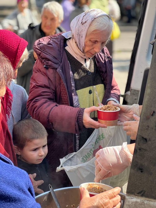 Over the past week, WCK teams in Ukraine’s Kharkiv region have been getting critical food relief to liberated communities. In this area near Chuhuiv, families don’t have access to water, light, or gas, so we’ll bring hot meals until the situation stabilizes. #ChefsForUkraine