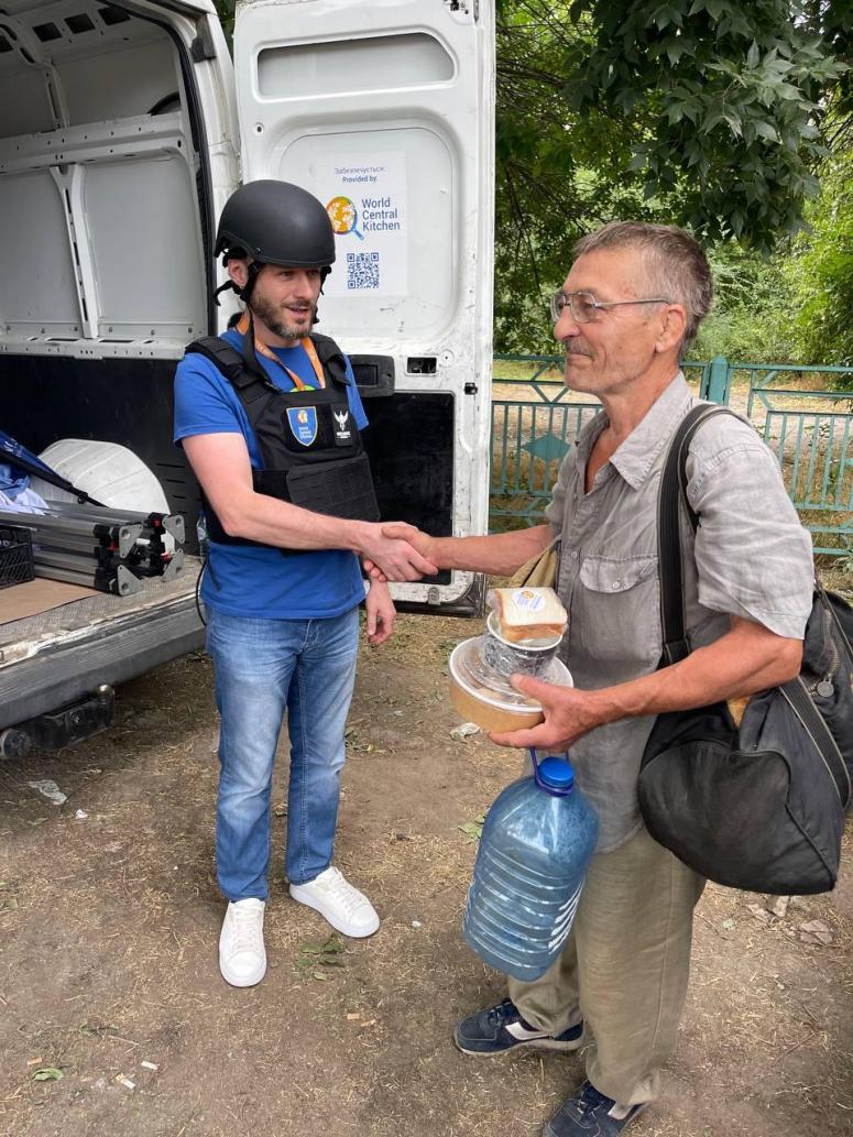 Volodymyr narrowly escaped Monday’s missile attack on the Orikhiv community center. He is one of the many locals that visited the center to get lovingly prepared meals and access utilities like water and heat that are often offline because of the fighting. #ChefsForUkraine