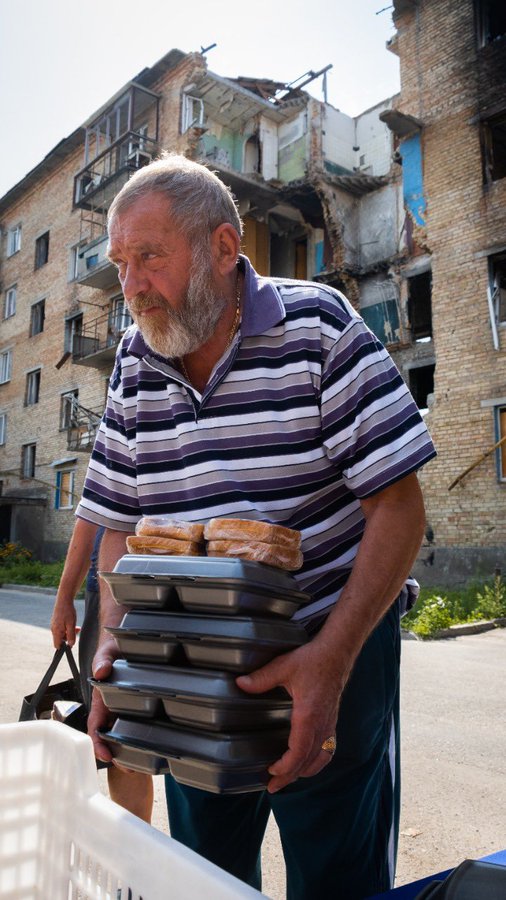 Gorenka is a village near Kyiv that was heavily damaged by the Russian invasion—residents don’t yet have access to water again. WCK brings 600 meals here daily including plates of pasta, coleslaw, chicken, rice, and beetroot salad all served with a 🥪! #ChefsForUkraine