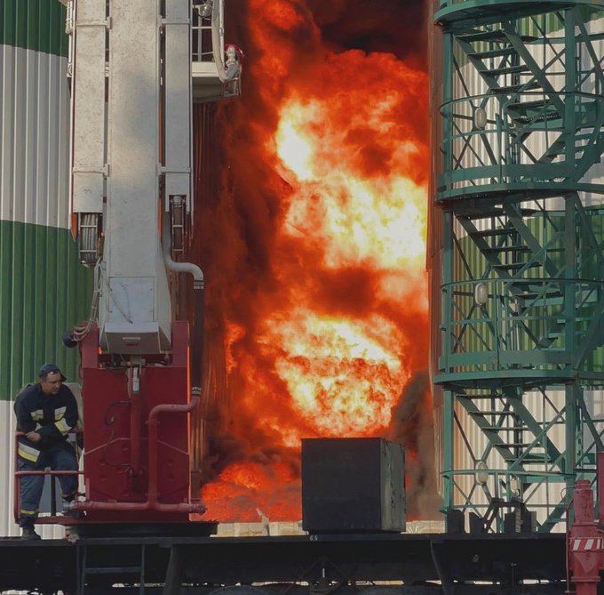 A Russian missile strike led to a large-scale fire at an industrial facility in Mykolayiv. It took hours to extinguish the blaze—so WCK restaurants jumped in to get freshly prepared meals to firefighters and other first responders on the scene. #ChefsForUkraine