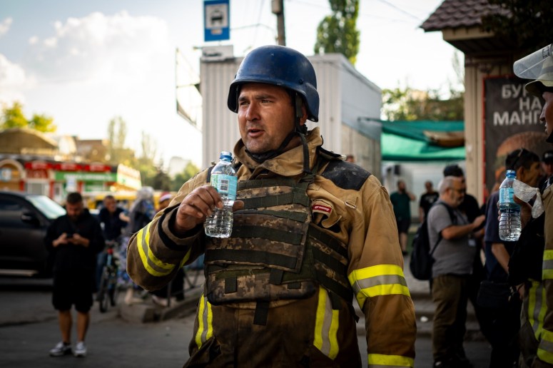 Today, Russian forces hit a market in Kostiantynivka during one of its busiest times of day, killing at least 17 people. Our team was at the site quickly to support civilians and first responders, including by providing water to help tolerate very hot weather. #ChefsForUkraine