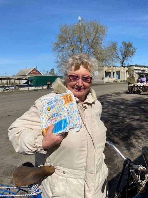 Everytime in an emergency, @WCKitchen listens to communities about what it is they are needing. In Ukraine I’m so proud of what we’ve done beyond meals.. we’ve delivered so far 125,000 packs of seeds! Each pack is 10 types of seed for families to grow at home!🌱 #ChefsForUkraine