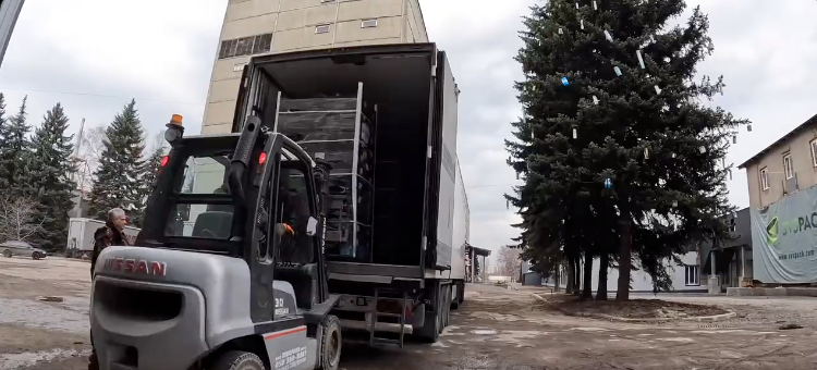 From the @WCKitchen team in Ukraine! This is one of our warehouses in Kharkiv in action…2 trucks delivered food today and from here it goes to our restaurants cooking meals & also directly to families. We even delivered some of this fruit to the Kharkiv zoo! #ChefsForUkraine 🇺🇦