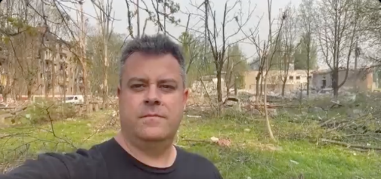 Big missile hit a residential area in Kramatorsk this morning…landed in a playground area! All @WCKitchen teams & partners are safe…@cheftkilcoyne sent this update as they went to deliver hot meals families living there. Air raid siren started going again… #ChefsForUkraine 🇺🇦