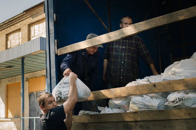 The city of Hulyaipole🇺🇦 is just 5 kilometers from the frontline—WCK teams deliver food kits here each month. Volunteers work quickly to take kits from the truck outside the city & load them into smaller cars to be distributed directly in local neighborhoods. #ChefsForUkraine