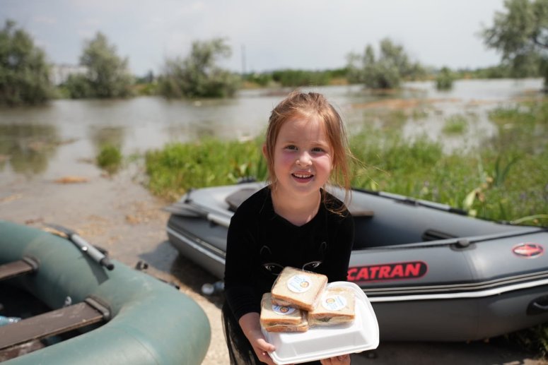In the aftermath of the dam flooding in the Kherson region yesterday, WCK is continuing to provide nourishment to families with warm meals & clean water. The water level in the area continues to rise, but the smiles of the kids we get to support keep us going 💙 #ChefsForUkraine