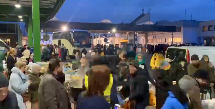 A quick look at meal service tonight in Medyka, Poland! The team has served close to 1,000 meals to families near the border, and we’ll continue through the night. We have 2 different partners serving hot soup and paninis as well as serving fresh plates of pasta. #ChefsForUkraine