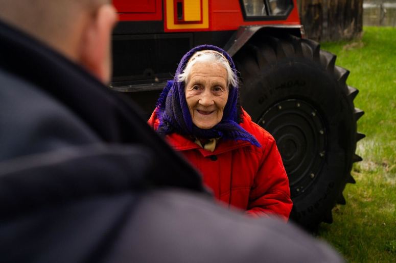 Last week, widespread flooding hit Ukrainian towns already suffering from the war. WCK was approached by recuse teams to get meals to people in need, so we loaded several hundred hot plates & brought relief to two villages totally cut off—Mnyov & Dniprovske. #ChefsForUkraine