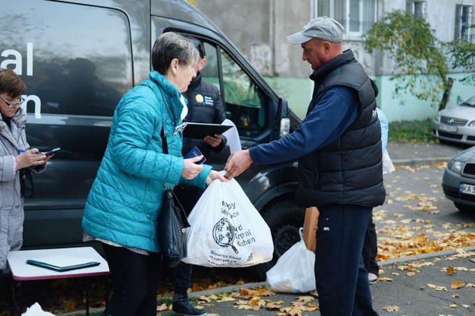 Since the invasion began, Mykolaiv has been under constant attack. Supporting vulnerable families, WCK delivers 13,000 weekly food kits & also hot meals for people unable to cook—our team ensures we reach communities on the frontline not receiving any other aid. #ChefsForUkraine