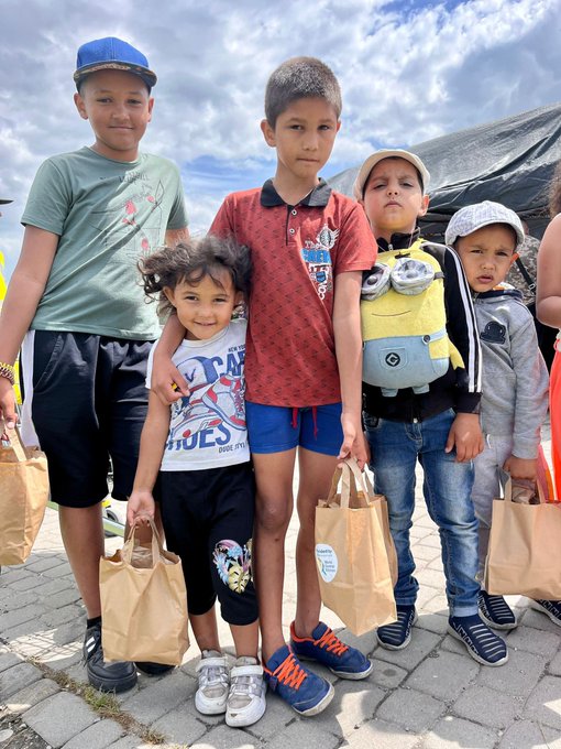 On their way to Germany, we met this family at the Ukraine-Poland border. The kids loved our travel bags filled with a 🥪, juice box, 🍫, cookies & fruit! WCK is set up at transit stops across Poland where we’ll keep meeting families with fresh, nourishing meals. #ChefsForUkraine