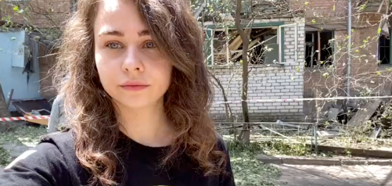 This morning, missile attacks hit 4 residential housing buildings in Mykolayiv. One person tragically lost their life & others have been injured—including a child. WCK’s Kate & team is onsite with freshly prepared meals & water for families beginning to clean up. #ChefsForUkraine