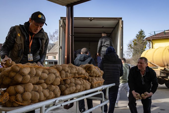 At a hospital in Derhachi, north of Kharkiv, increased shelling has forced many to evacuate. Still, some medical staff remain to treat residents injured. WCK will keep delivering ingredients including fresh fruit & vegetables for hospital teams to cook with. #ChefsForUkraine🇺🇦