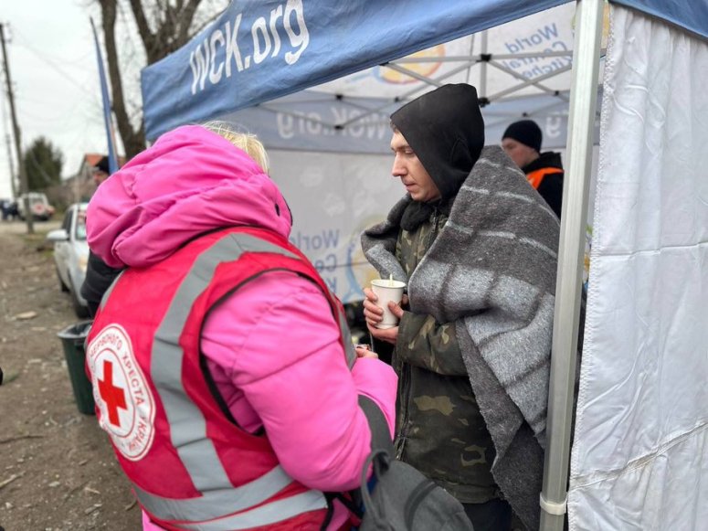 Russia unleashed a massive attack on Ukraine’s energy grid, leaving 1 million people without power. In Zaporizhzhia, missiles hit the country’s largest dam and many buildings. WCK set up a support tent quickly to serve meals to residents and first responders. #ChefsForUkraine