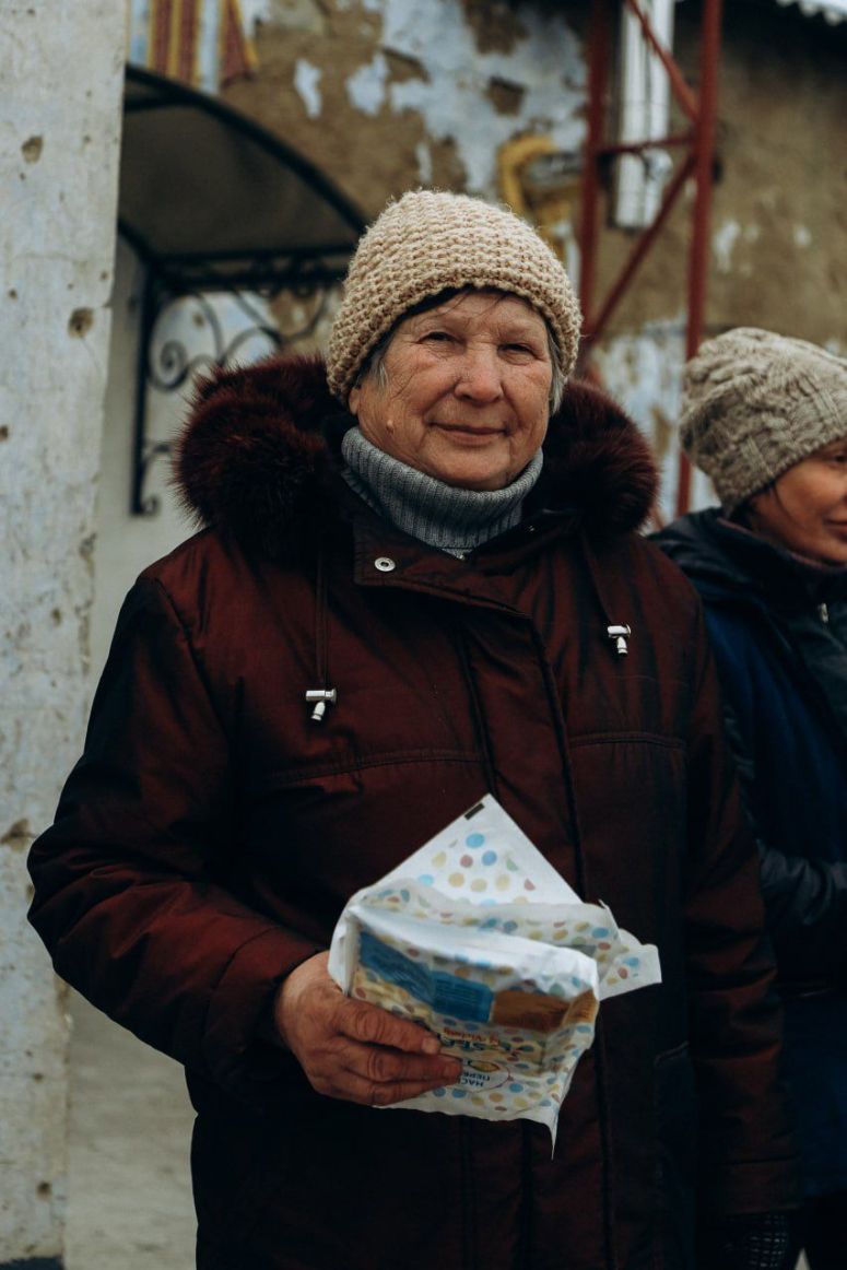 Olena’s home garden in Trudoliubivka was cleared of mines, allowing her to plant WCK-provided seeds last year. “We were able to plant, harvest & even make a stock of canned vegetables,” she told our team as she picked up the seeds she will plant this year. #ChefsForUkraine