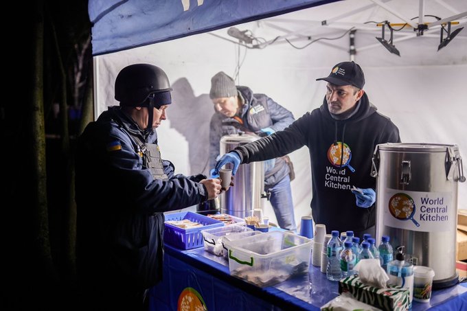 Russia struck Kharkiv with aerial bombs for the first time since 2022 this week, hitting residential buildings & killing 1 person. WCK’s Emergency Response Team was on site quickly to provide sandwiches and warm drinks to impacted families and first responders. #ChefsForUkraine