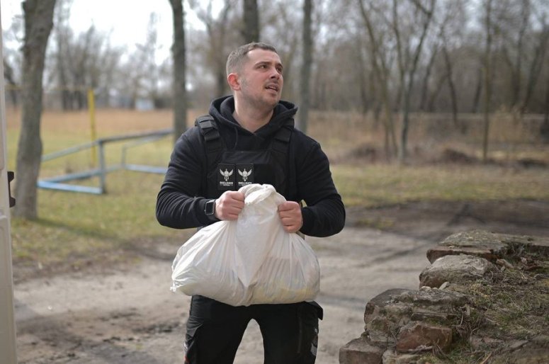 WCK is providing food kits with approximately 22 meals each in Velyka Pysarivka—less than 4 miles from the border. Many buildings here have been destroyed & people are without power. Attacks in this region intensified & WCK is showing up for families impacted. #ChefsForUkraine