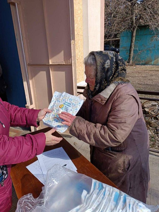 The Donetsk region is characterized by rural farming communities, but ongoing shelling and the danger of land mines has disrupted normal agricultural practices. WCK is distributing 10,000 seed kits to residents, empowering them to rebuild & sustain themselves. #ChefsForUkraine