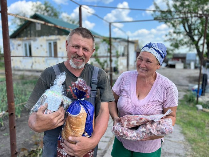 Ukrainians are celebrating Easter today. Families living under threat of attack lack basic food & water, let alone the ingredients to mark special occasions with sweets. To spread joy, our team served pasky—traditional Easter cakes—along with meals & food kits. #ChefsForUkraine