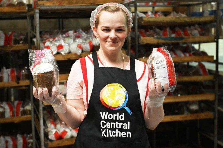 “I am truly happy to spread happiness, especially during such challenging times for our country.” Anna, a baker from Zaporizhzhia, helped the WCK team prepare pasky—traditional Easter cakes—to bring small moments of joy to Ukrainian communities this weekend. #ChefsForUkraine