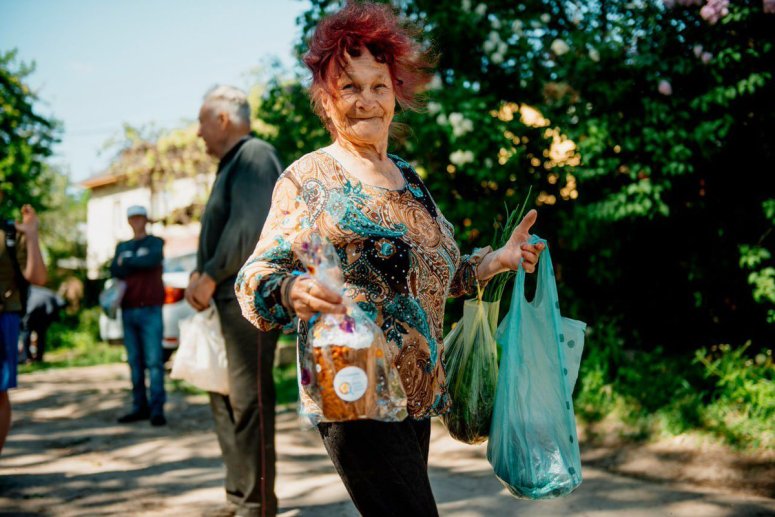 “The Easter holidays in the past were completely different, without this war,” Oksana told WCK’s team distributing pasky, traditional Ukrainian Easter cakes, near Kyiv. “Now everything is not the same and your Easter cakes reminded me of peaceful times.” #ChefsForUkraine