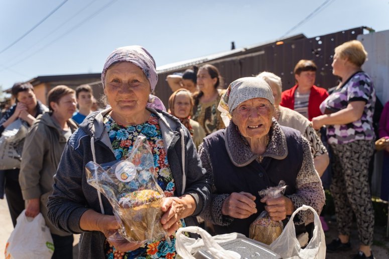 Families in Ukraine marked their third Easter under Russian occupation. WCK’s #ChefsForUkraine team in embarked on a mission to bring joy & uphold tradition by providing thousands of pasky—traditional Easter cakes—to offer a sense of home.