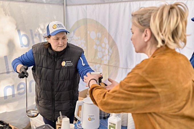 Amidst escalating attacks in eastern Ukraine, WCK’s Emergency Team responded to recent Russian strikes in Kharkiv’s city center that left people trapped under the rubble of damaged buildings. We provided hot meals and water to support residents and volunteers assisting with rescue efforts.