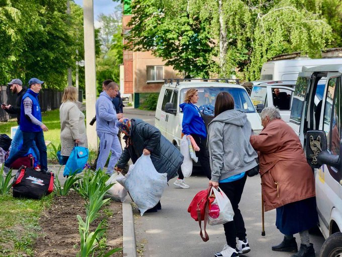 Families across the Kharkiv region are fleeing for their safety as Russian attacks intensify in eastern Ukraine. In Buhaivka, WCK provided comforting bowls of soup and water to people forced to evacuate their homes with what few belongings they could carry.