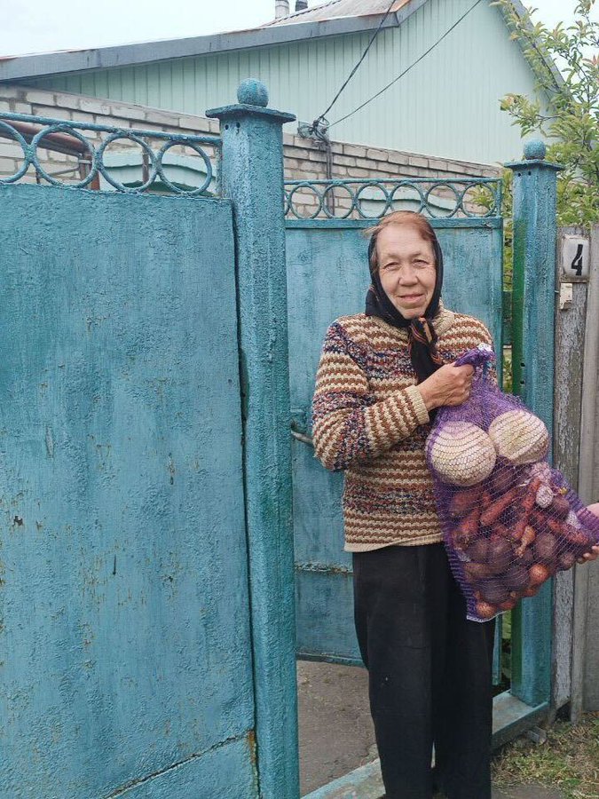 Kostiantynivka is near the ever-shifting frontline in eastern Ukraine, and locals endure relentless artillery shelling as Russian attacks intensify. WCK distributed 1,000 food kits, which included fresh vegetables, to seniors who are unable to leave and in dire need of support.