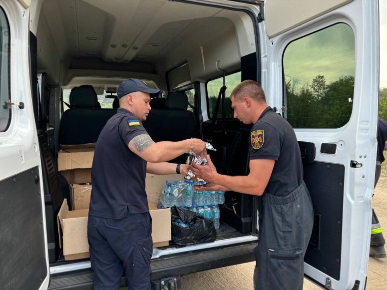 Shelling in the forest surrounding Oskil, a town in Ukraine’s eastern Kharkiv region, ignited a blaze that burned a large swath of land. Teams of first responders were deployed to control the fire. WCK’s team has been on the ground for days providing hundreds of meals to fuel emergency crews.