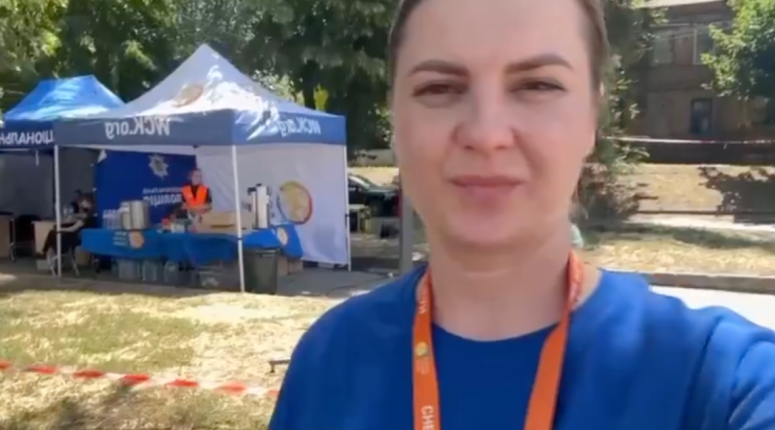 Update from Rita, WCK’s Emergency Coordinator in Dnipro, Ukraine, who is directing our response to Friday’s Russian missile attack on a residential building. Our team was on the scene soon after the attack with sandwiches, snacks, and drinks for impacted residents and first responders. We will remain on site as rescue efforts are ongoing.