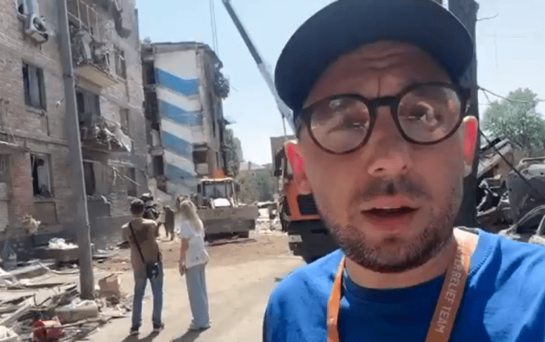 WCK’s Oleksii is in Kyiv at the site of an apartment building bombed during yesterday’s Russian airstrikes that targeted many cities across Ukraine. Immediately following the attack WCK was on the scene to provide 1,500 sandwiches and 575 hot meals and we are back today to support emergency workers with hundreds more meals.
