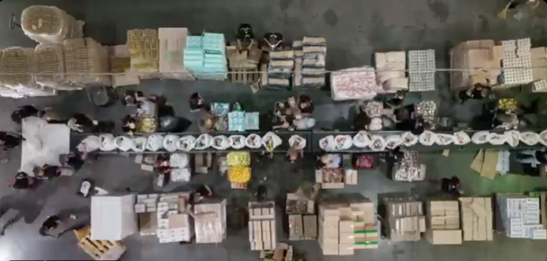 9,000 @WCKitchen food kits packed every day from these #FoodFighters in Odesa! 🙏🇺🇦 Most people on this team are refugees from eastern cities and they come every day to help fellow Ukrainians..all across Ukraine, WCK teams deliver 40,000 kits a day. #ChefsForUkraine