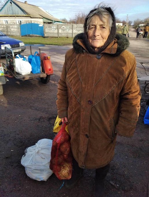 Kherson Oblast, usually the most fertile region of Ukraine, is in dire need of vegetables after de-occupied cities could not plant seeds and harvest. WCK provides veggie kits that include beets, carrots & potatoes for cooking borsch, a comforting regional dish. #ChefsForUkraine