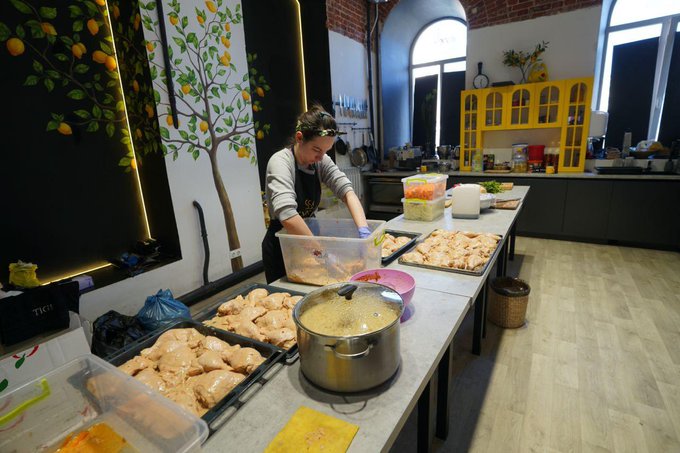 Before the war, this restaurant in Kharkiv held classes for culinary lovers. When attacks began, they started teaching teams how to make meals by the thousands—now with WCK, they deliver daily meals to hospitals, bomb shelters & subway stations housing families. #ChefsForUkraine