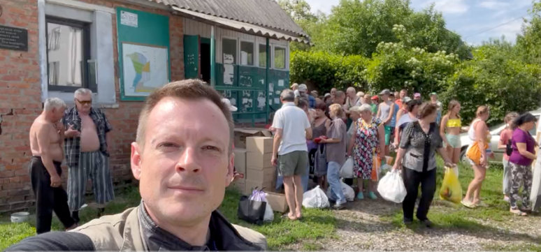 As the situation gets worse in eastern Ukraine, more families are fleeing to areas like this. @natemook reports in from a refugee community an hour south of Kharkiv on the river. Thousands live here in what are typically small country homes—WCK provides the food. #ChefsForUkraine