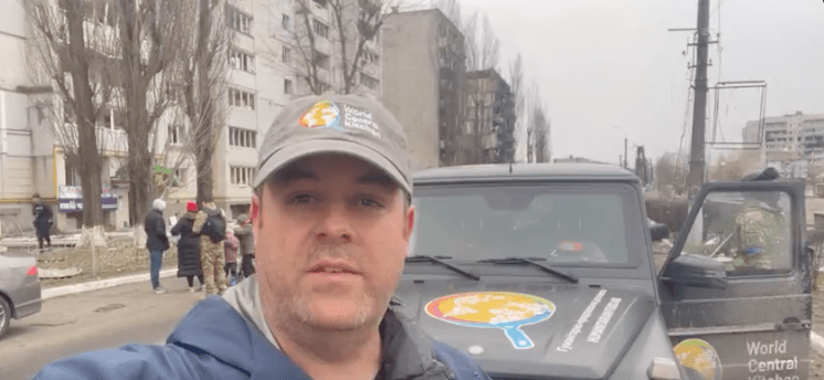 Today, WCK’s @cheftkilcoyne & team arrived in Borodyanka with 4,000 hot, fresh meals as well as grocery kits for families after Ukraine regained control of the city. Residents have been devastated by the violence here, so we will do we all we can to support them. #ChefsForUkraine