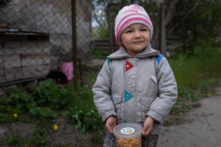 Katya is 3 years old—one of the youngest residents of this small village outside Mykolaiv. Her mother Natasha told us she wants to get her family out because of the continuous airstrikes. “Yesterday it happened for two hours—bombing, bombing, bombing.” #ChefsForUkraine