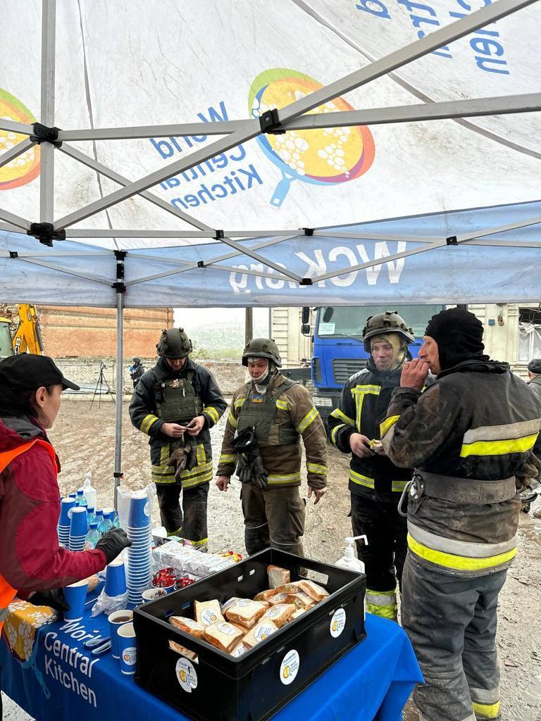 Immediately following yesterday’s horrific attack in Kupyansk, WCK arrived with sandwiches, water & hot drinks for impacted residents & first responders. Rockets hit a history museum & nearby buildings, killing at least 2 people & causing widespread damage. #ChefsForUkraine