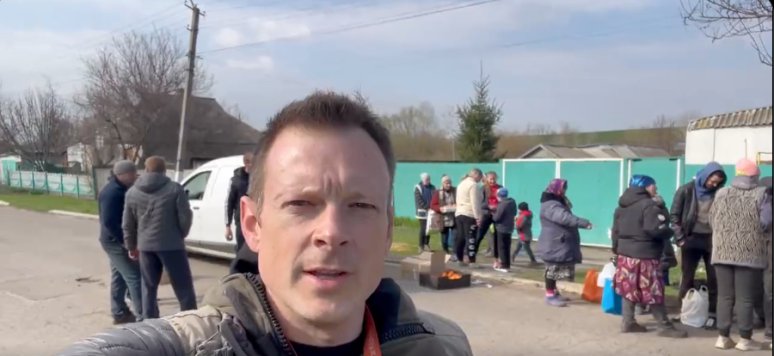 Smaller towns outside Kharkiv have little access to food due to attacks. @natemook is in a farming community miles from the Russian border. The cows can’t be milked—the grain silo is destroyed. Thanks to brave local partners, WCK is able to deliver food here! #ChefsForUkraine 🇺🇦