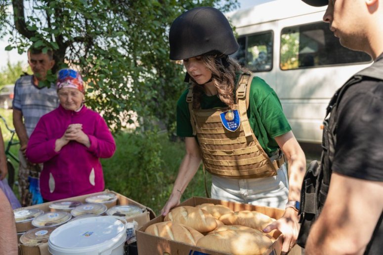 Each day, the WCK Relief Team across Ukraine & surrounding countries delivers over 1.1 million meals to people impacted by the war. Hot plates of food are prepared fresh and served alongside large meal kits that can feed families sheltering and cooking at home. #ChefsForUkraine