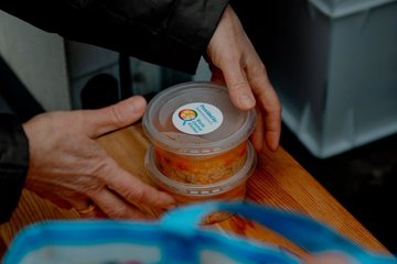 WCK teams in Ukraine distribute food in Chernihiv every week, where communities are slowly starting to rebuild. Many families’ homes have been partially or completely destroyed & access to food is limited, so we make sure people receive hot, nourishing meals. #ChefsForUkraine