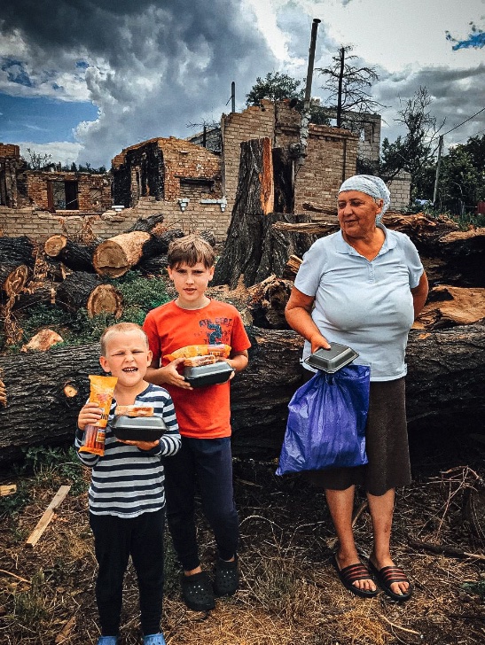 I was in the town of Horenka outside Kyiv after liberation from Russian forces…Now families have returned but many are living in their destroyed houses… So the @WCKitchen team delivers fresh cooked meals here while they work to rebuild! #ChefsForUkraine #FoodFighters 🇺🇦