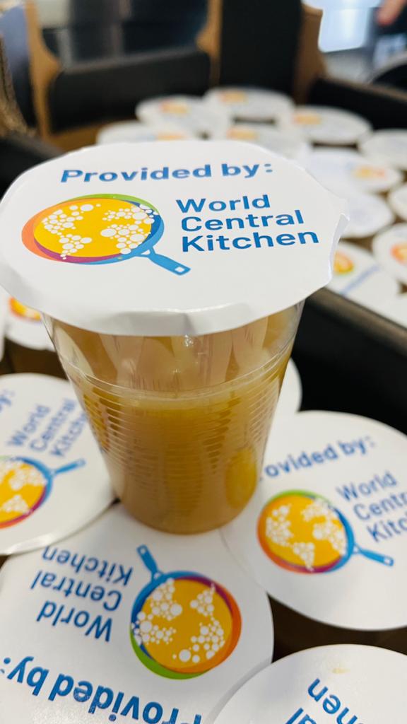 Over three million people have fled Ukraine, including many young children. Cooking from scratch, our Relief Kitchen is preparing fresh applesauce to ensure babies stay nourished as families continue on their journeys to safety. We’re also providing fresh fruit! #ChefsForUkraine