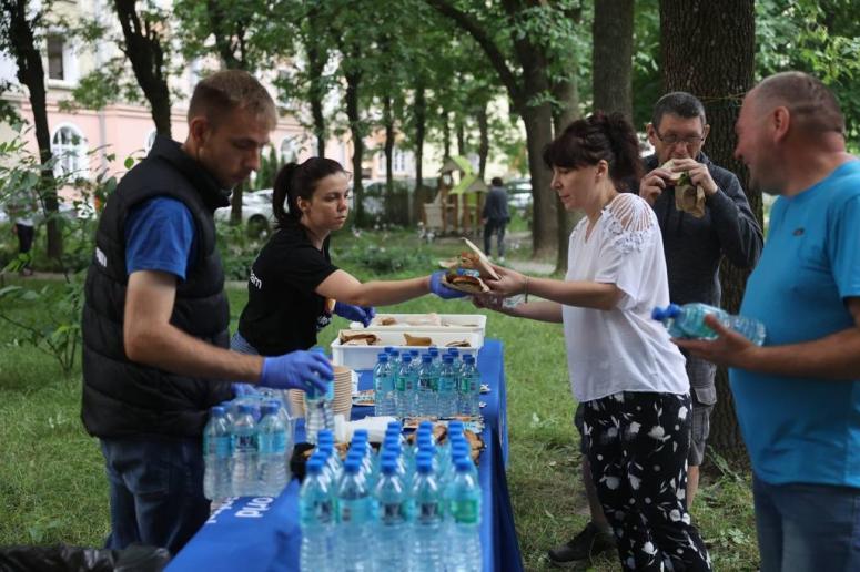 Our Emergency Response Team spent the past 27 hours supporting civilians & first responders in Lviv after a Russian rocket destroyed an apartment building & killed at least 10 people. We provided sandwiches, hot meals & coffee until rescue efforts concluded. #ChefsForUkraine