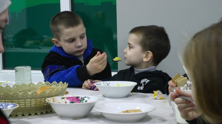 The Carpineni Orphanage in Moldova has suddenly become a shelter for Ukrainian families fleeing home. Housing 100 people, the shelter’s kitchen has relied on donations from the small, surrounding community. Now, WCK is supporting this team to provide fresh meals. #ChefsForUkraine