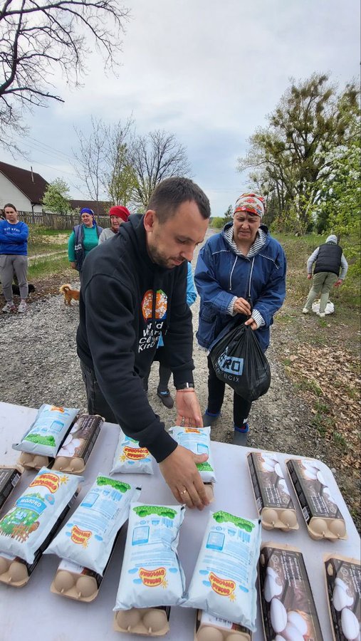 In addition to delivering food in larger cities throughout Ukraine, the WCK team is also reaching small towns. Anton delivered hundreds of food kits for families in 10 villages north of Kyiv that had received no aid thus far. And we’ll keep coming back! #ChefsForUkraine 🇺🇦