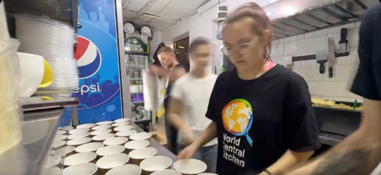 Packing up meals at one of our WCK restaurants in Kharkiv! This kitchen is led by Roksana and Max, who lost his home when rockets hit his apartment building. So he now sleeps in the kitchen and delivers food across the city—including to his former neighbors! #ChefsForUkraine 🇺🇦