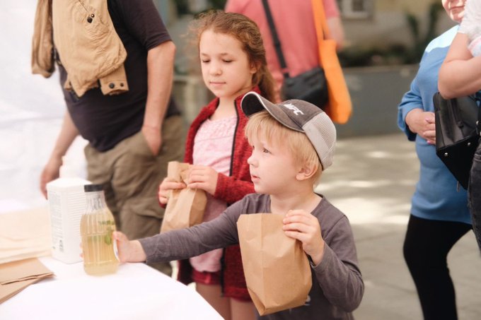 Across Odesa, Izzi Café is helping us provide fresh lemonade & sandwiches to anyone in need. We’re serving in community gathering places like the administrative center where hundreds of people stand in line from morning to night to register as a displaced person. #ChefsForUkraine