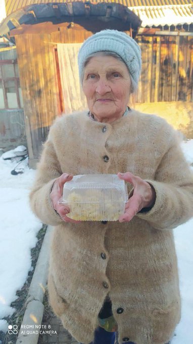 Kharkiv has been under brutal attack for weeks, and many residents have fled the city. To support communities still here – including those unable to leave – WCK is working with local restaurants. Mundstuk is delivering fresh meals like porridge to seniors. #ChefsForUkraine