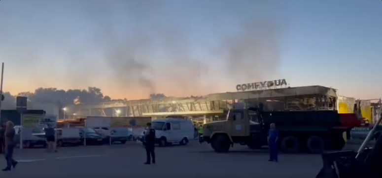 This is the scene at the shopping mall in Kremenchuk, Ukraine this evening after missiles hit…The @WCKitchen #FoodFighters are continuing to serve firefighters & rescue teams! We setup a dining tent and have hot meals, water & sandwiches. You can see fires still burning… 💔🇺🇦